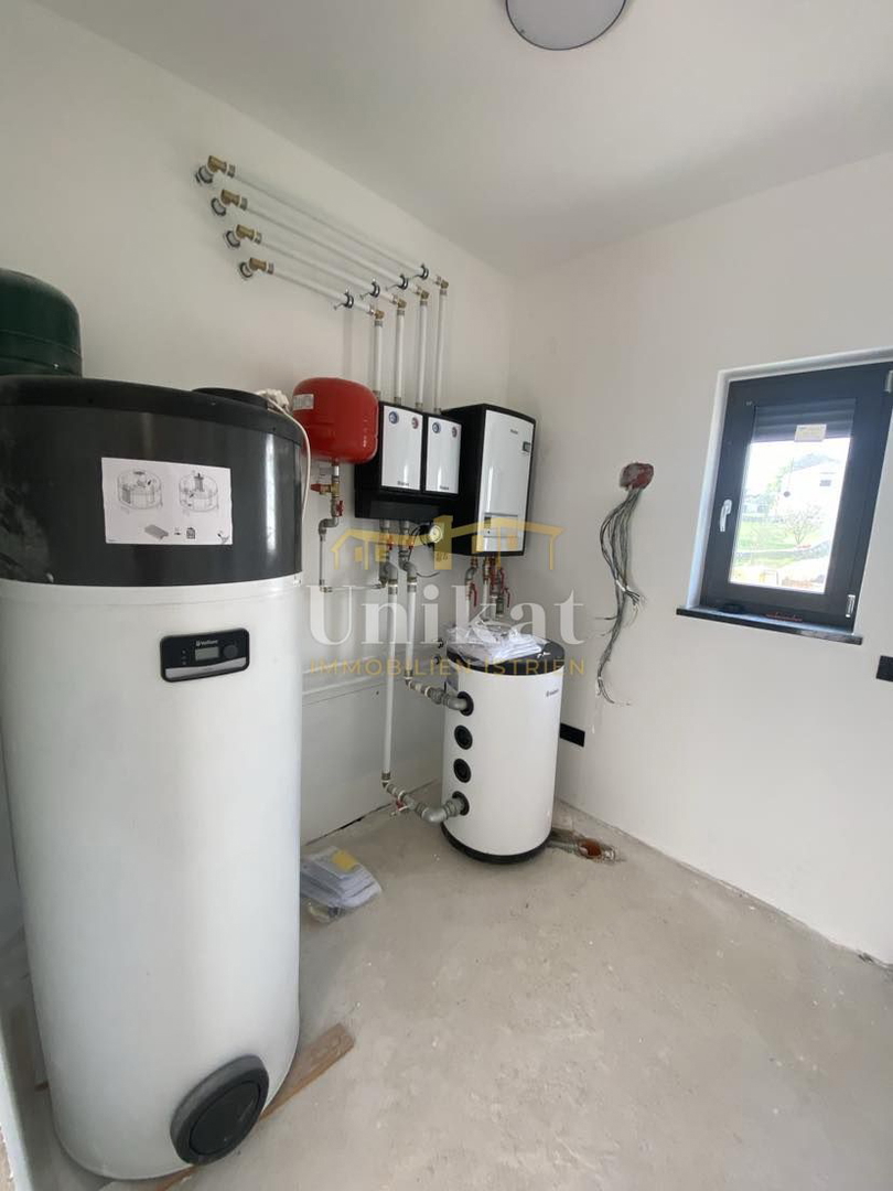 Casa con grande terrazza sul tetto e piscina